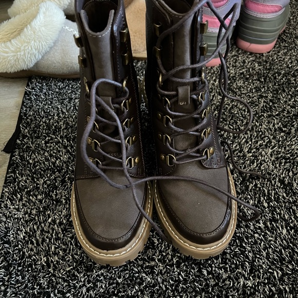 Stylish Women's Black Ankle Boots - Picture 2 of 2